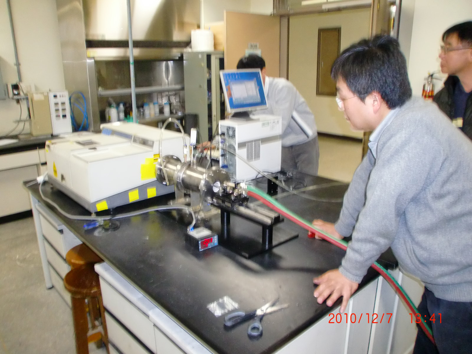 Apparatus of thermal radiation spectrum measurements being operated by Mr. Jung.