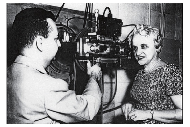 Bill Blitzstein shows the two channel photometer to Newton Lacy Pierce’s widow.
