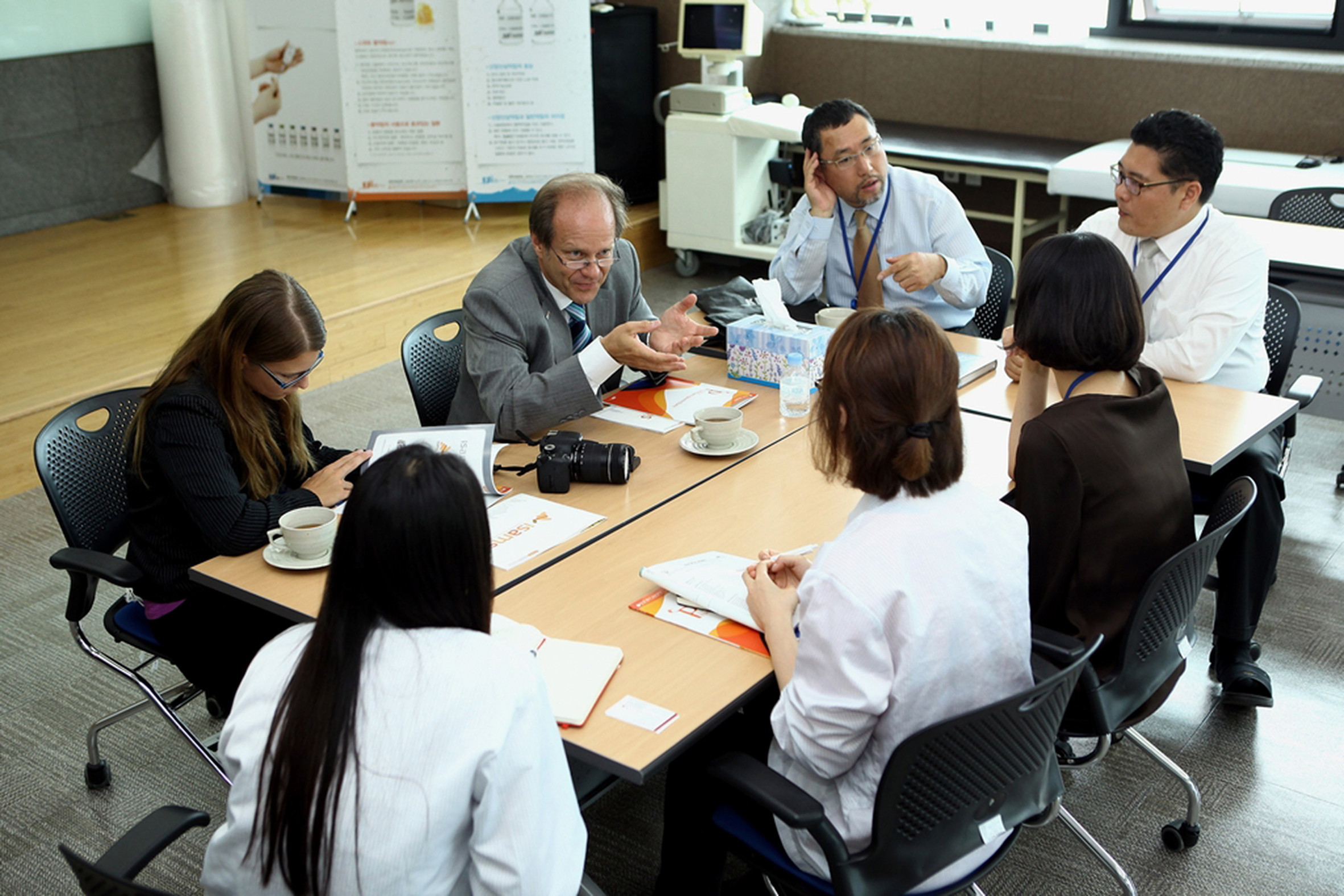 Discussion and introduction of Korean pharmacopuncture and Austrian high-tech acupuncture in September 2012 in Seoul.
