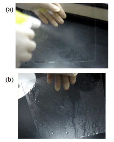Comparison between the visibilities of (a) the plasma treated
glass with TiO2 layer and (b) that of bare glass.