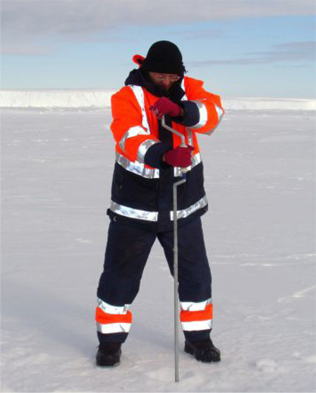Sampling of Ice cores by a hand tubular drill