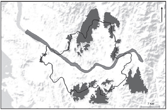 Spatial representation of the nineteen biogeographical islands of interest surrounding the city of Seoul. The dark black line is representative of the cadastral limits of the city, the central ribbon is the Han River and each of the grey patches is a biogeographical island. The name of the sites are in Table 1 and are set such as the first line of the table is the westernmost site, followed sequentially in clock-wise order.