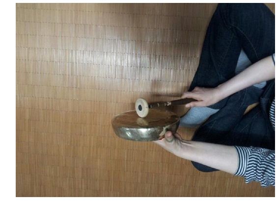 Features of Kkwaengwari and soech’ae (bamboo mallet) in right hand.