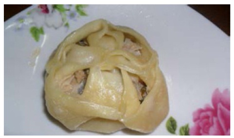 ‘Rose’ ？ ‘This is a Russian dumpling. On Sunday, my mom was making it at home, so I helped her？ When mom makes it, it reminds me of my home town.’