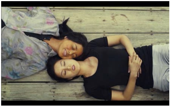 This image of the two women, in which Pong-nam sidles up to Hae-w？n in an attempt to recapture their childhood intimacy, emphasizes their differences while also depicting them as a conjoined unit. The relationship between the two women has also led some viewers to identify a homoerotic subtext in the film, a reading that accords with the film’s play on transgender performance and the characters’ subversion of gender normativity.