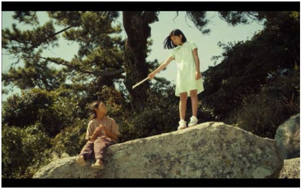 Shot of Pong-nam and Hae-w？n as children. Pong-nam is already an abused and dispossessed figure and Hae-w？n a privileged and selfish bystander to Pong-nam’s abuse.