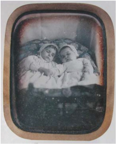Anonyme, Portrait post mortem de deux bebes jumeaux, vers 1850.