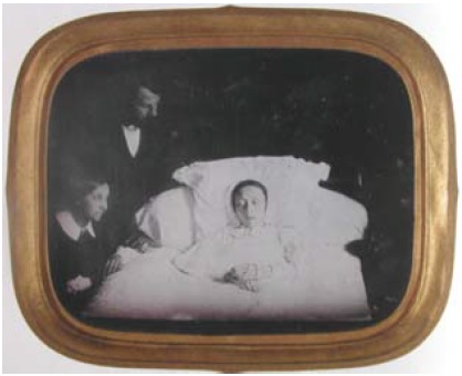Anonyme, Portrait post mortem d’une femme avec sa famille, vers 1852.
