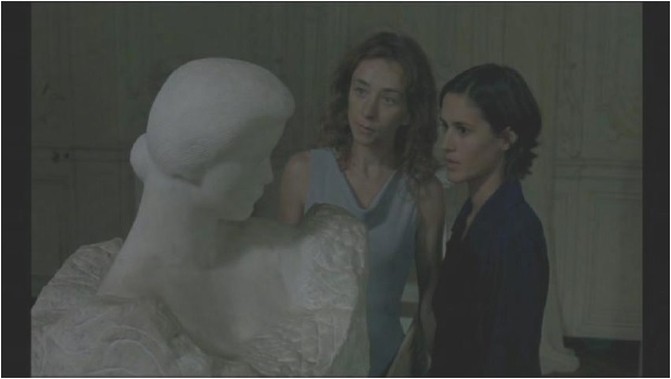 미술관에서 여인의 대리석상을 바라보는 아리안느와 앙드레. 동성애자인 둘의 관계가 암시된다.