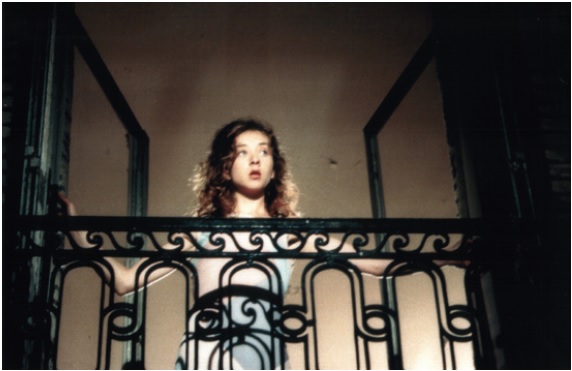 아리안느는 창문을 통해 친구와 모차르트의 오페라 이중창을 노래하며 일종이 상징적 탈출을 시도한다