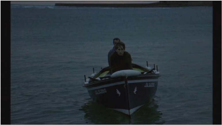 배의 지속적인 ‘모터 소리’는 영화의 도입부에 시몽이 아리안느를 보기위해 돌리던 ‘영사기 소리’의 재귀이다.