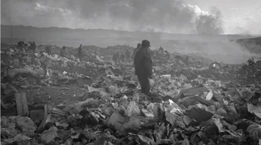 <칭기즈칸의 두 마리 말>에서 도시 외곽의 쓰레기장 장면